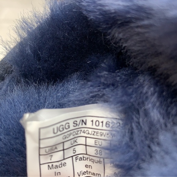 UGG Classic Short II Boots, Blue, Size 7 - Picture 7 of 7